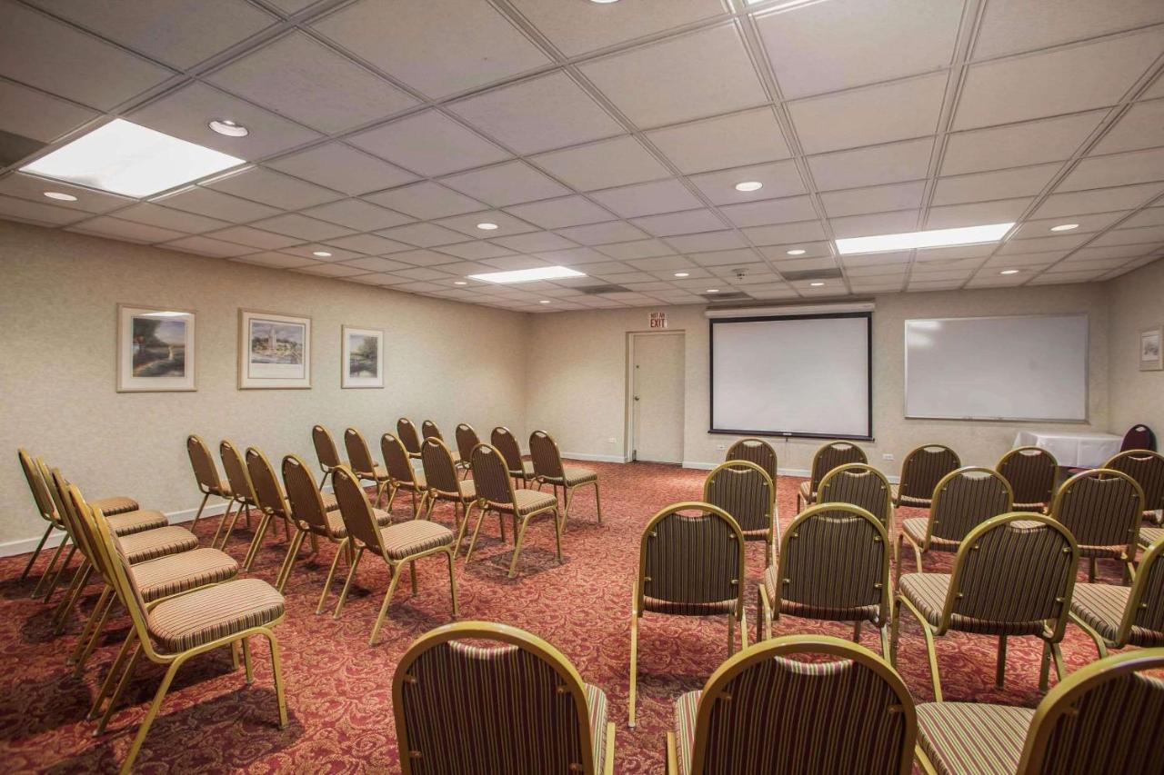 | Quality Inn and Suites St Charles -West Chicago