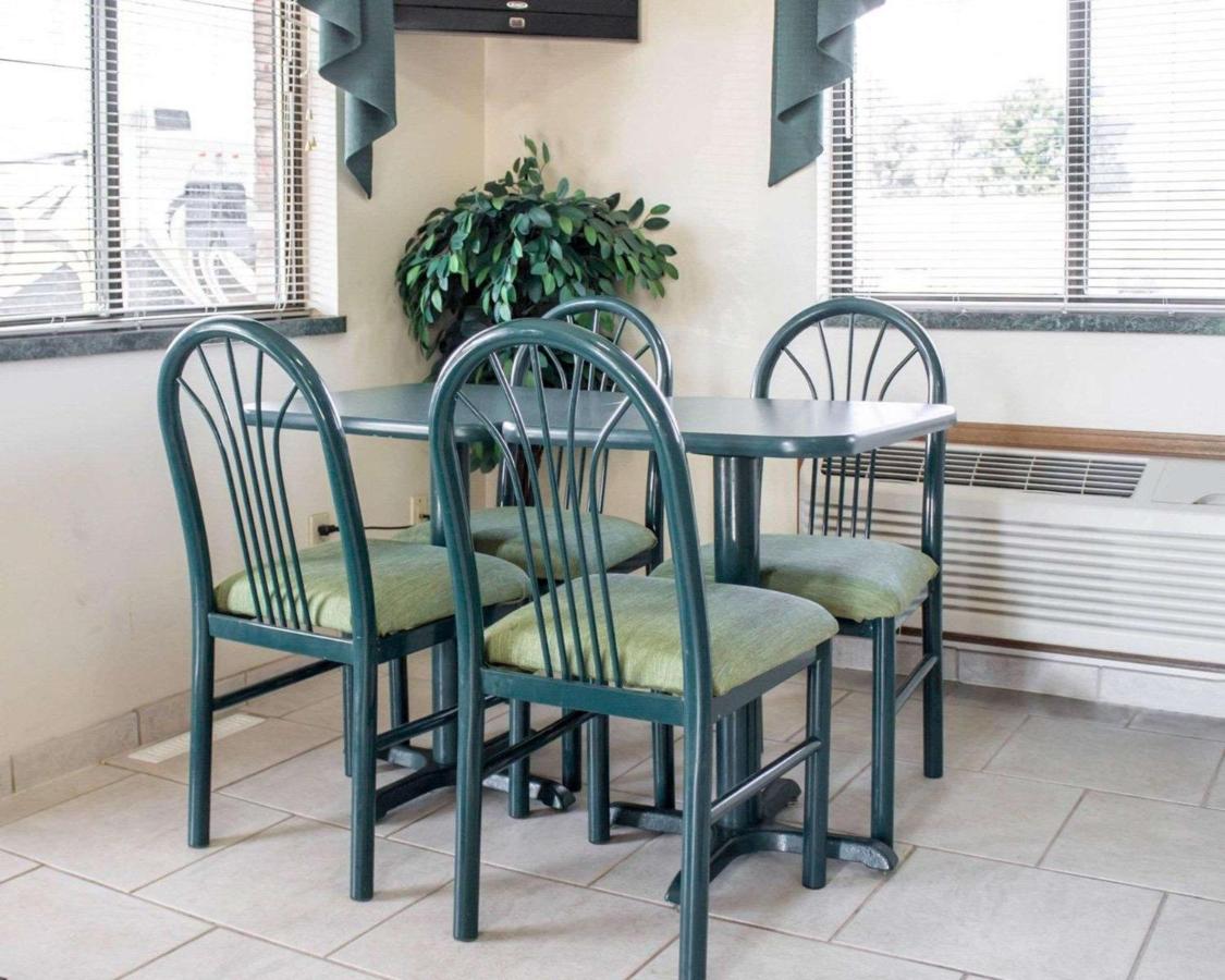 | Econo Lodge Elkhart