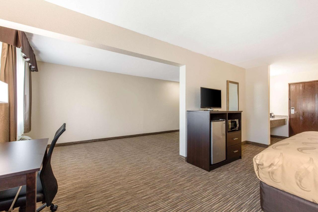 King Suite - Non-Smoking at Quality Inn & Suites Metropolis I-24