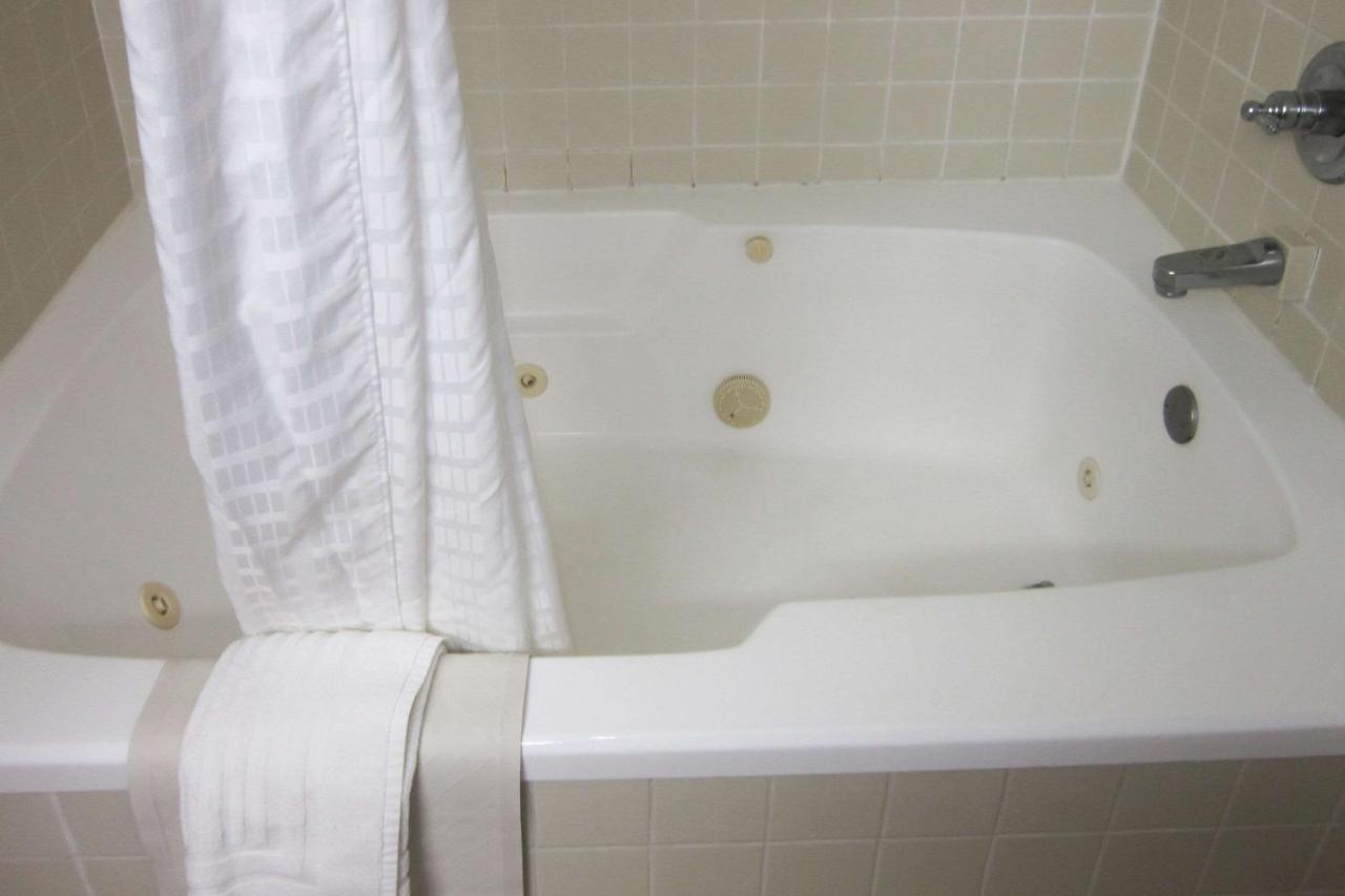 Deluxe King Room at Quality Inn Nashville - Bloomington