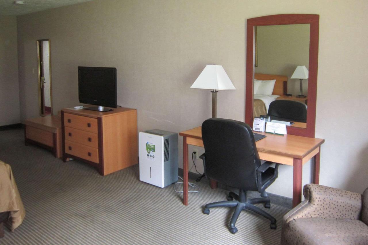 Deluxe King Room at Quality Inn Nashville - Bloomington