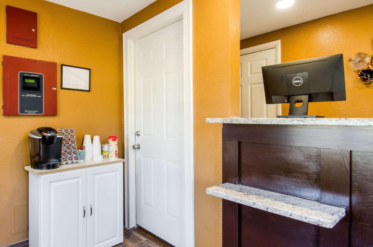 | Rodeway Inn Middleboro-Plymouth