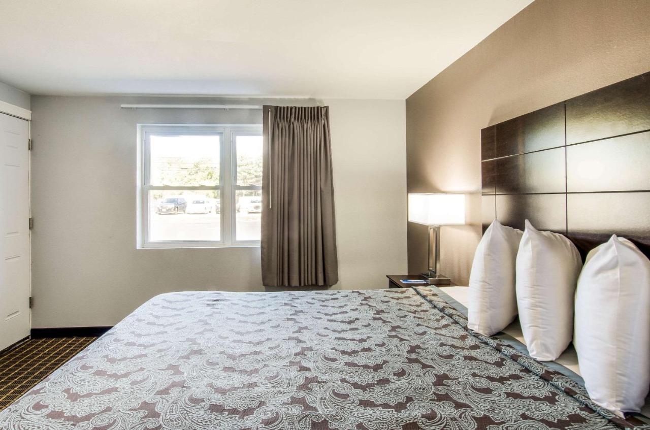| Rodeway Inn Middleboro-Plymouth