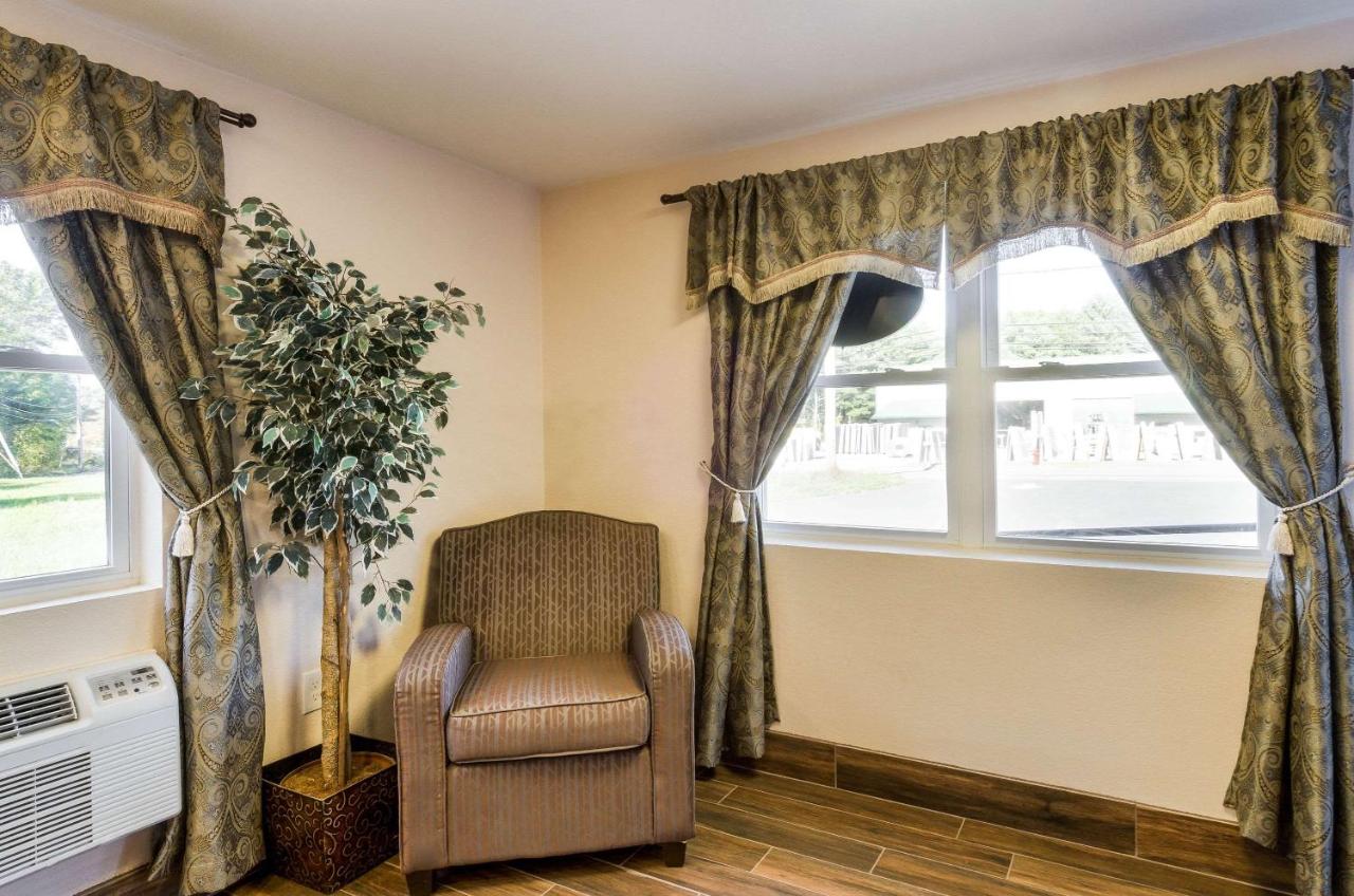 | Rodeway Inn Middleboro-Plymouth