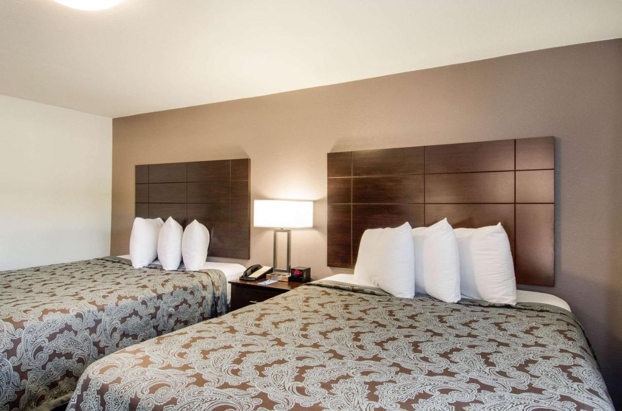 | Rodeway Inn Middleboro-Plymouth