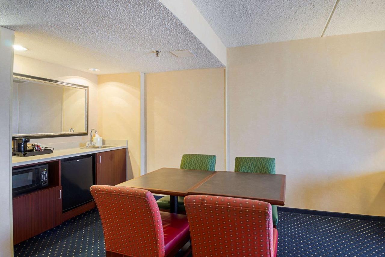 King Suite - Non-Smoking at Quality Inn Boston - Revere