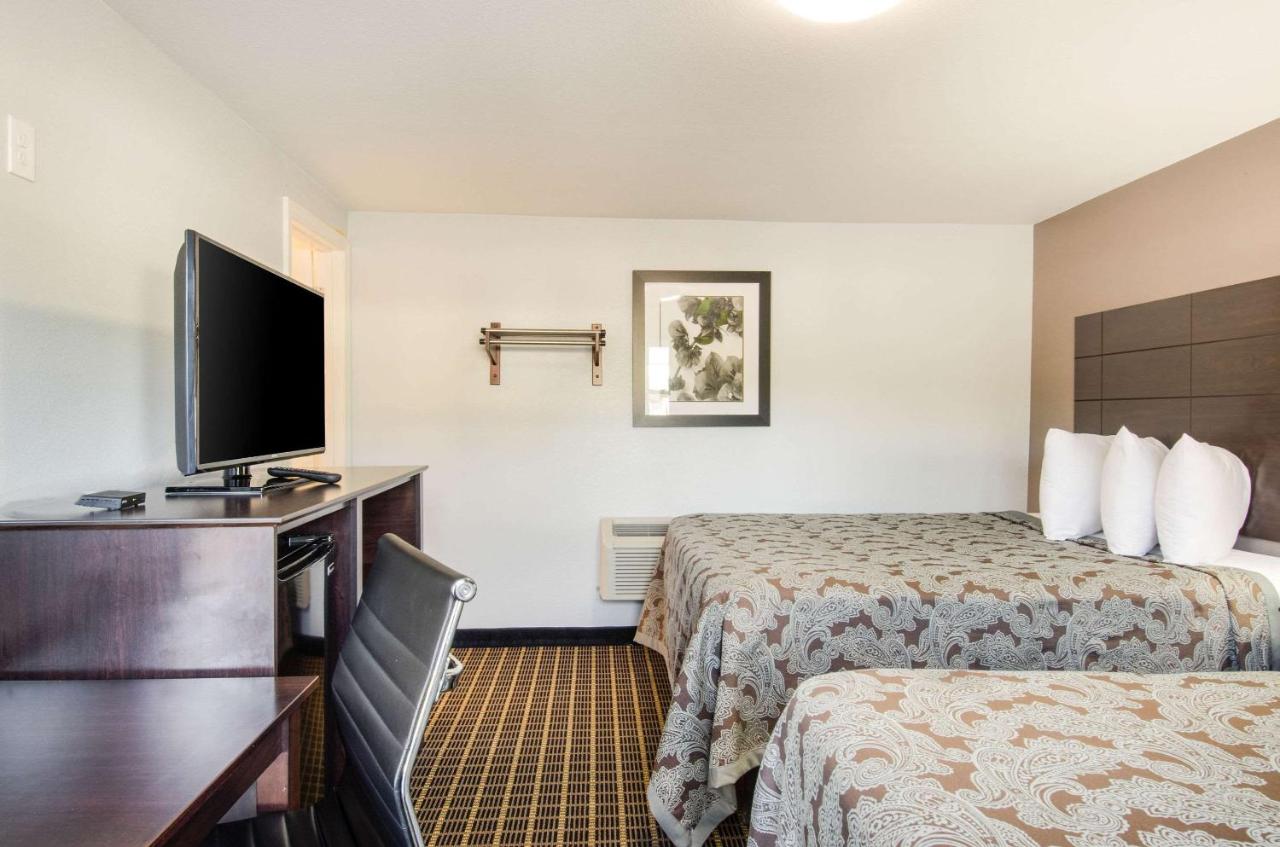 | Rodeway Inn Middleboro-Plymouth
