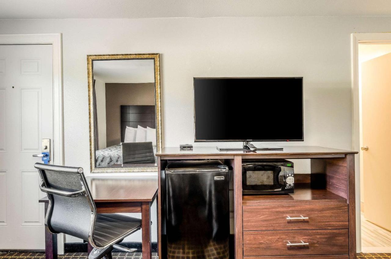 | Rodeway Inn Middleboro-Plymouth