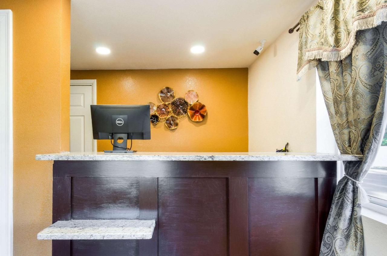 | Rodeway Inn Middleboro-Plymouth