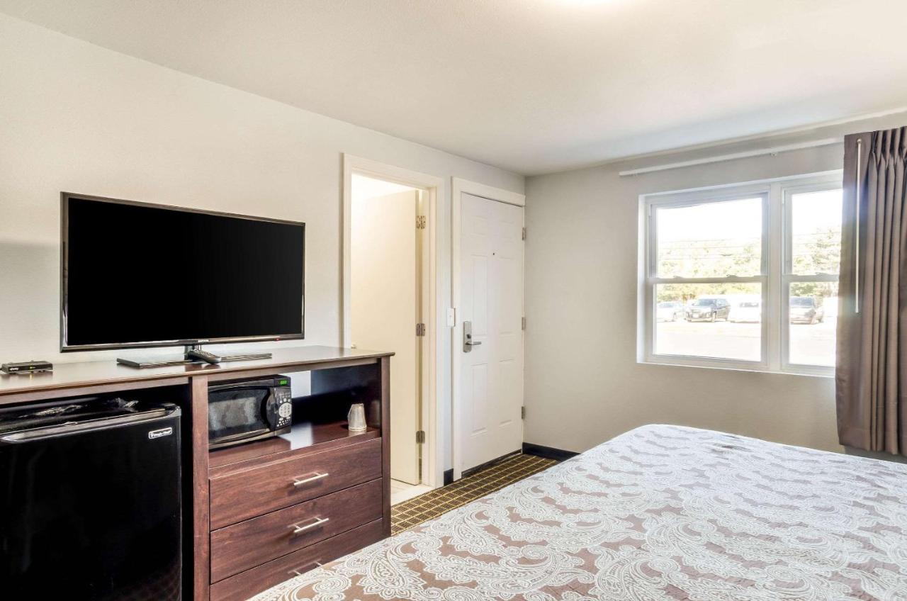 | Rodeway Inn Middleboro-Plymouth