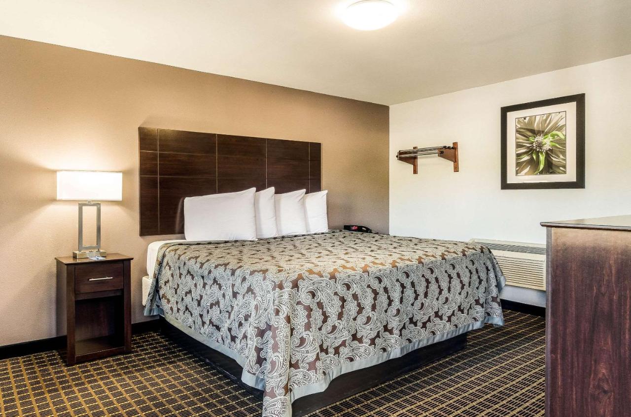 | Rodeway Inn Middleboro-Plymouth