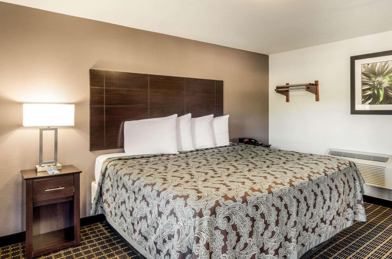 | Rodeway Inn Middleboro-Plymouth