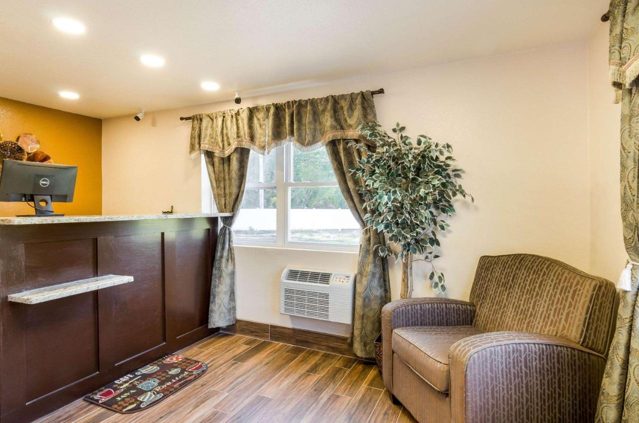 | Rodeway Inn Middleboro-Plymouth