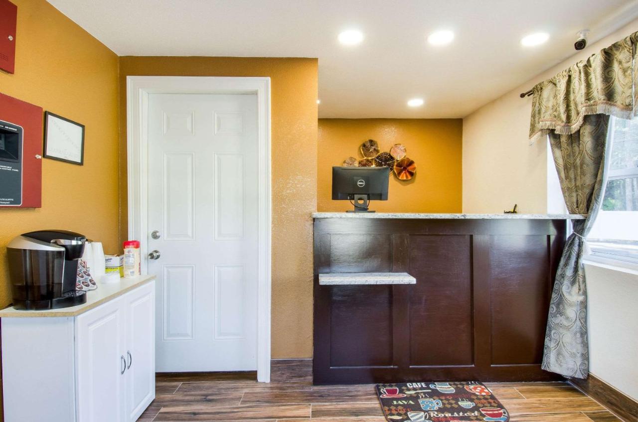 | Rodeway Inn Middleboro-Plymouth