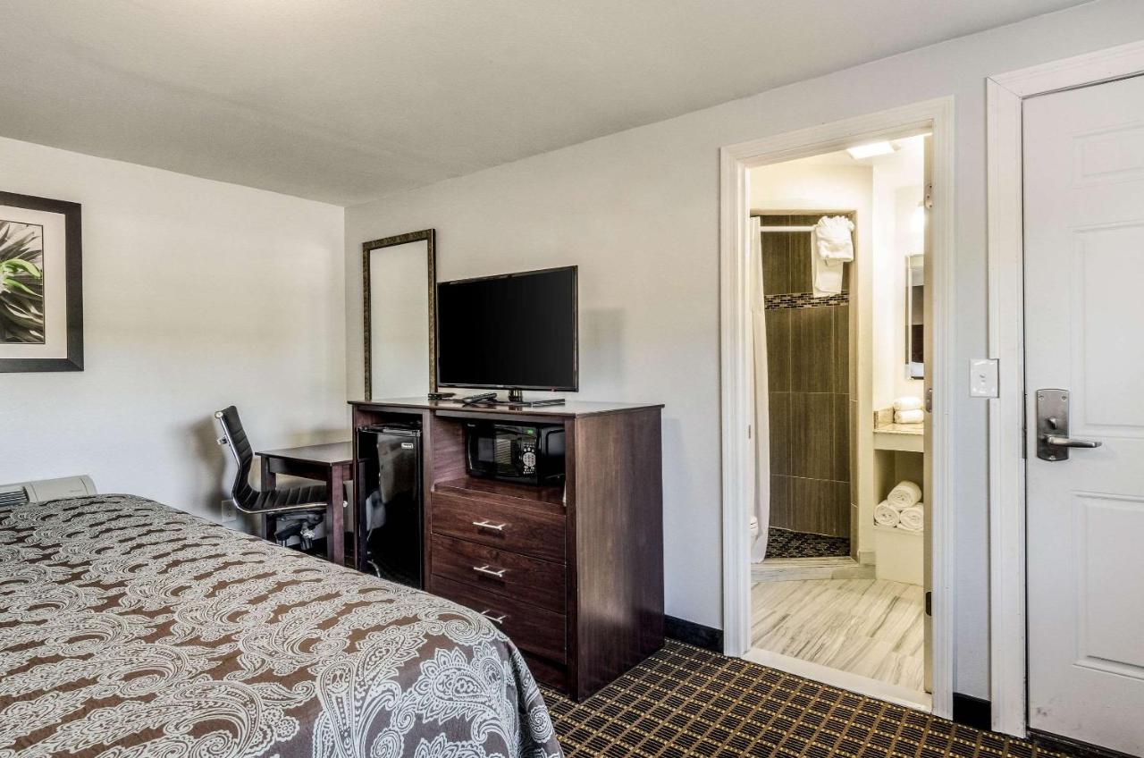 | Rodeway Inn Middleboro-Plymouth