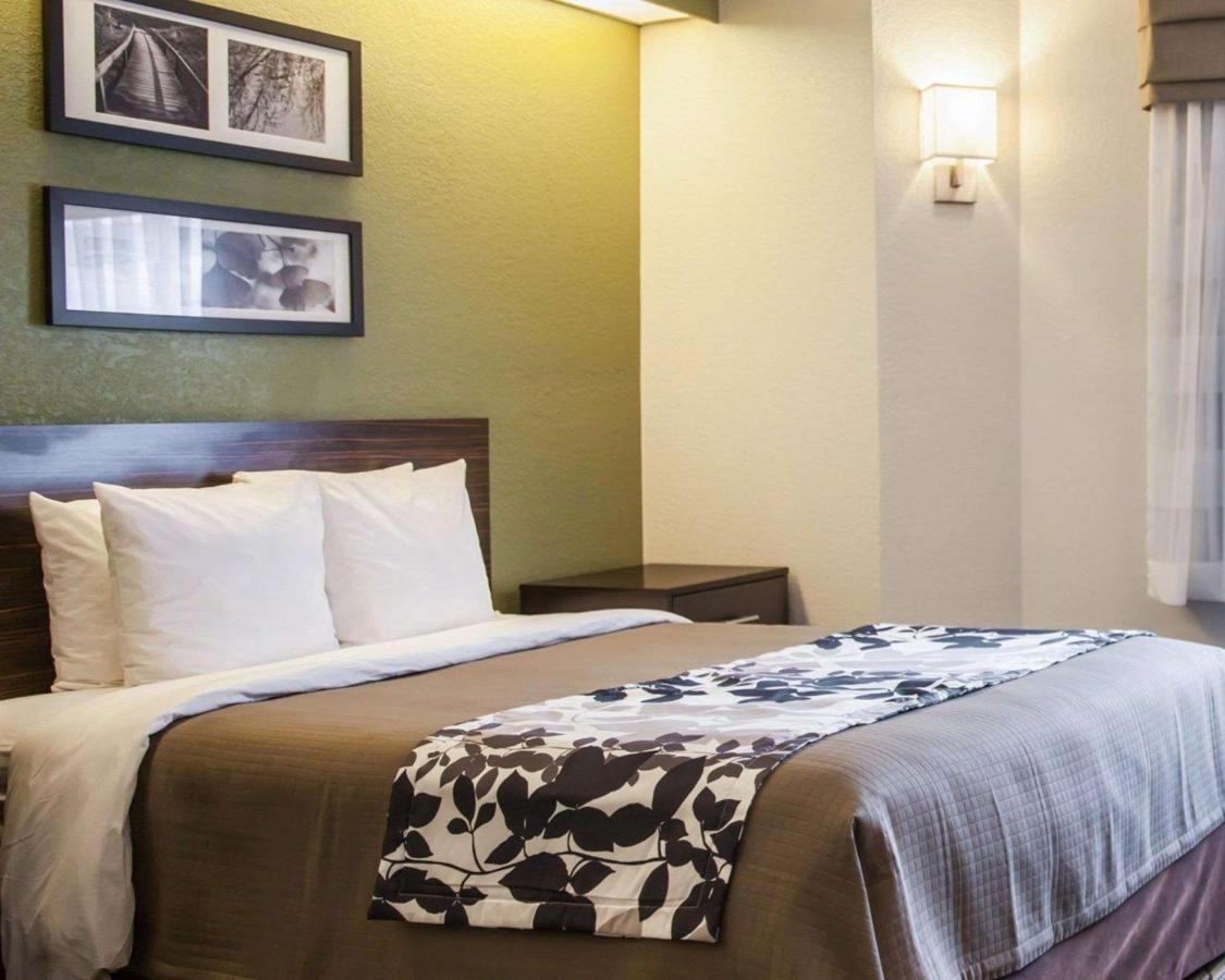 Queen Room - Accessible/Non-Smoking at Sleep Inn Rockville