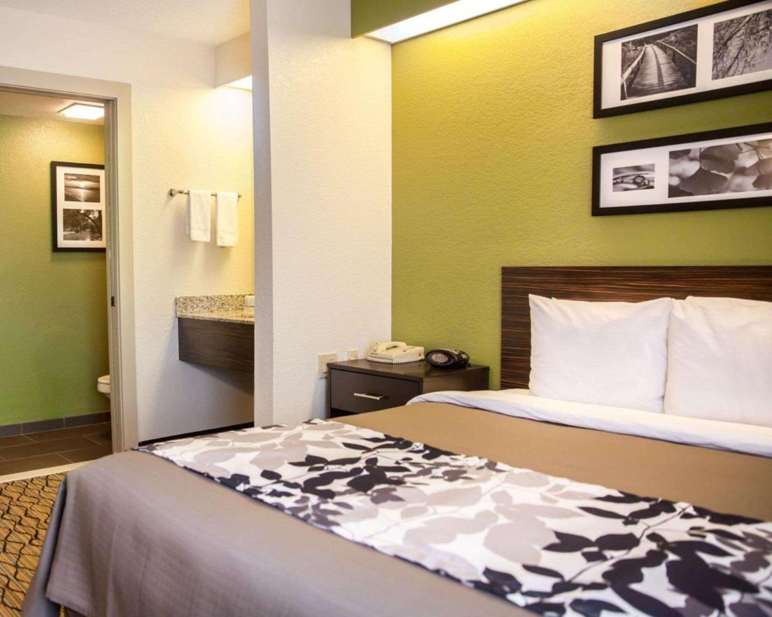 Queen Room - Accessible/Non-Smoking at Sleep Inn Rockville