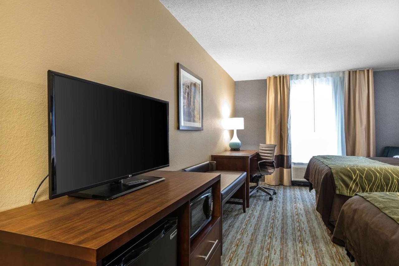 Queen Room with 2 Queen Beds and River View - Non-Smoking at Comfort Inn Bay City - Riverfront