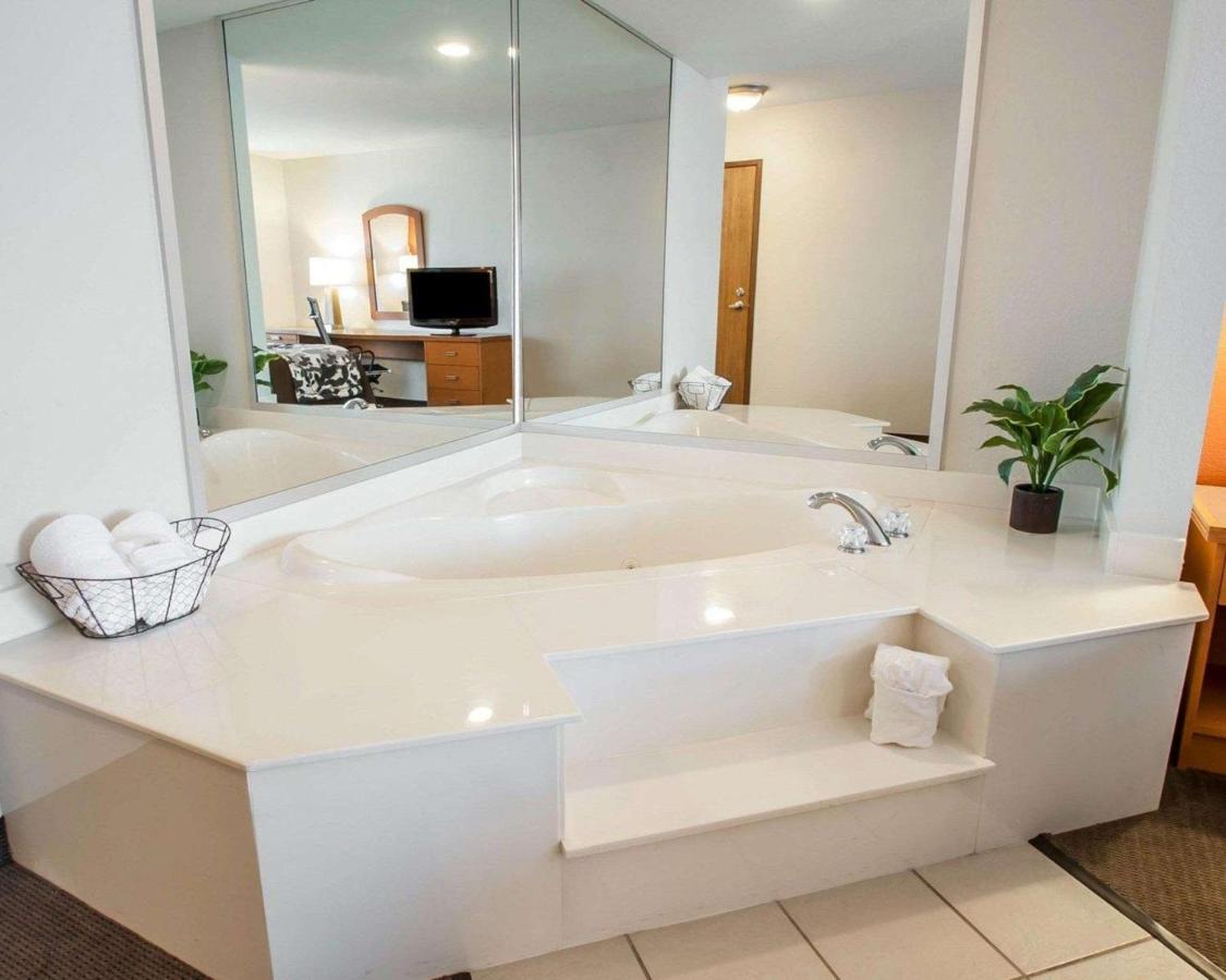 King Suite with Whirlpool - Non-Smoking at Sleep Inn & Suites Lake of the Ozarks