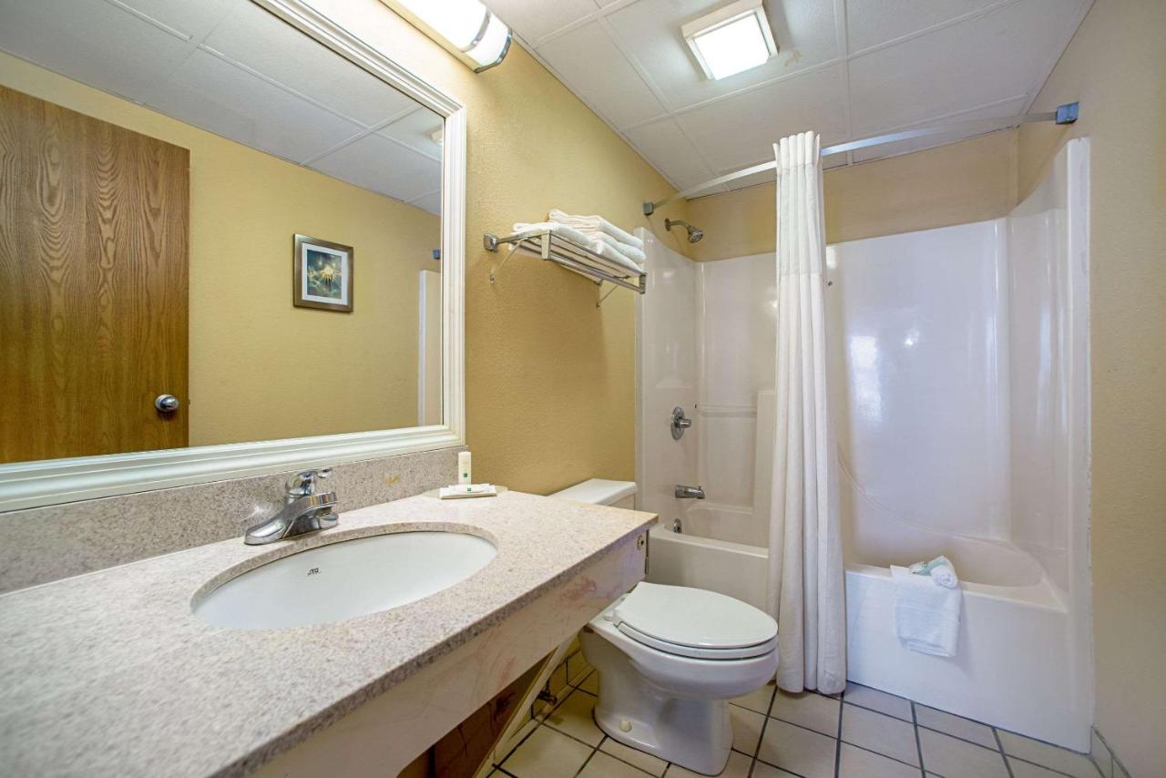 | Quality Inn Near Six Flags St. Louis