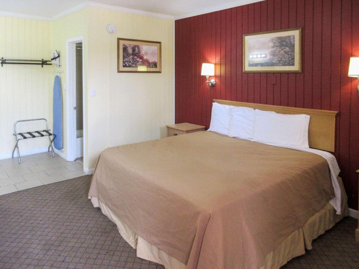 | Rodeway Inn