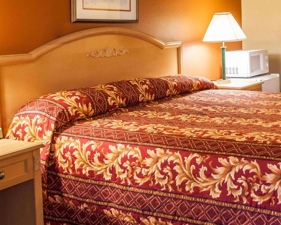  | Relax Inn Saint Charles