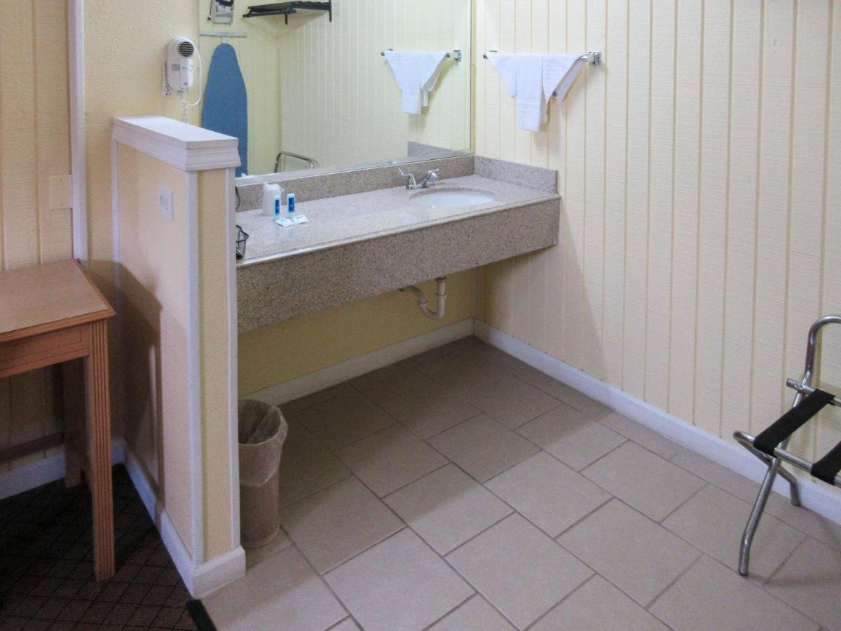 | Rodeway Inn