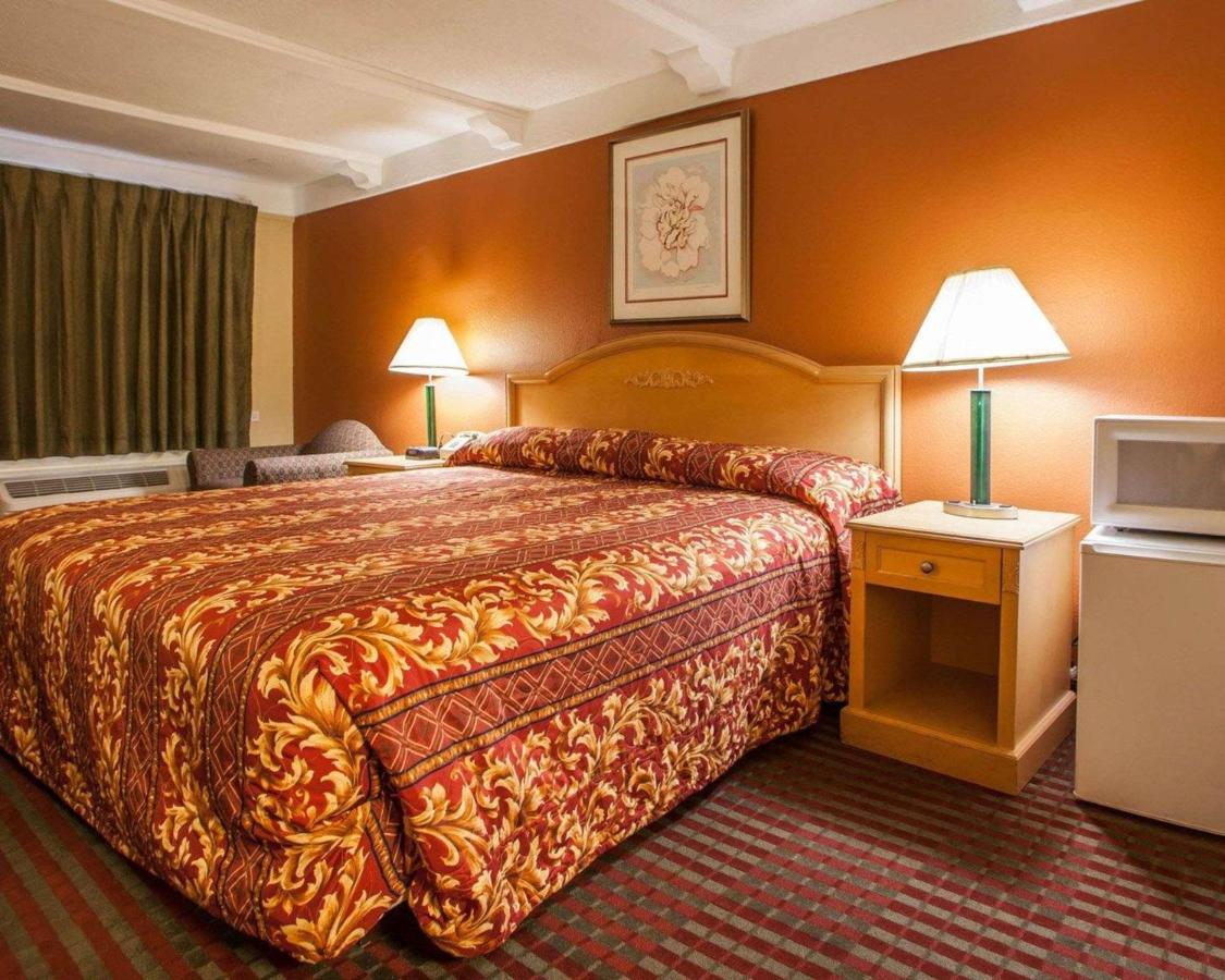  | Relax Inn Saint Charles