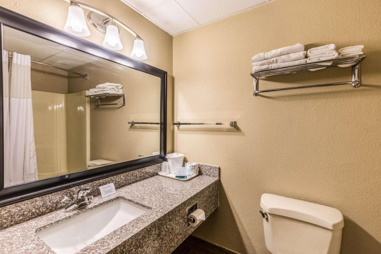 King Room at Quality Inn West Plains