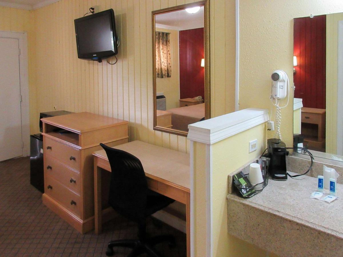 | Rodeway Inn
