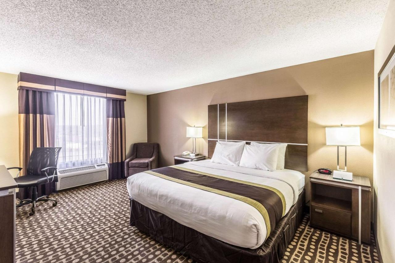 King Room at Quality Inn West Plains