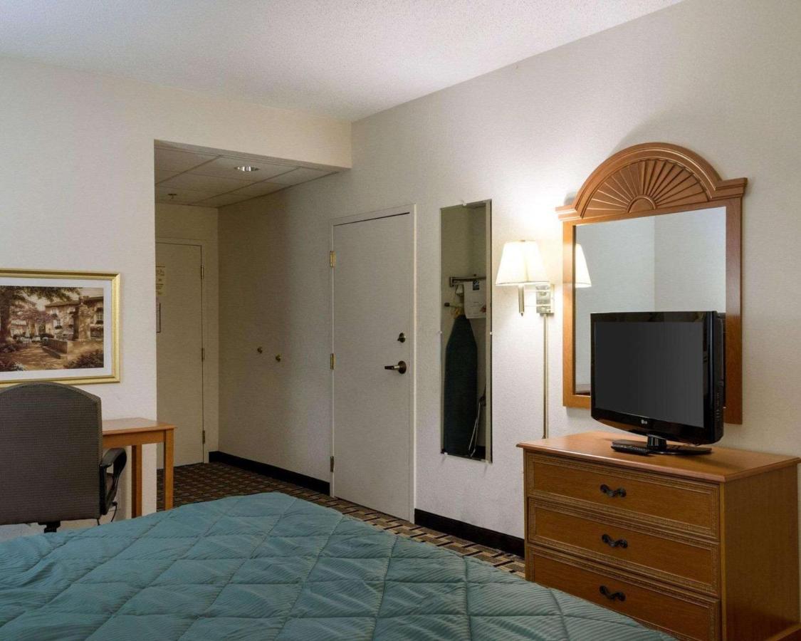 King Room - Non-Smoking at Quality Inn Magee