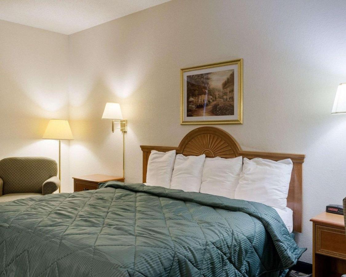 King Room - Non-Smoking at Quality Inn Magee