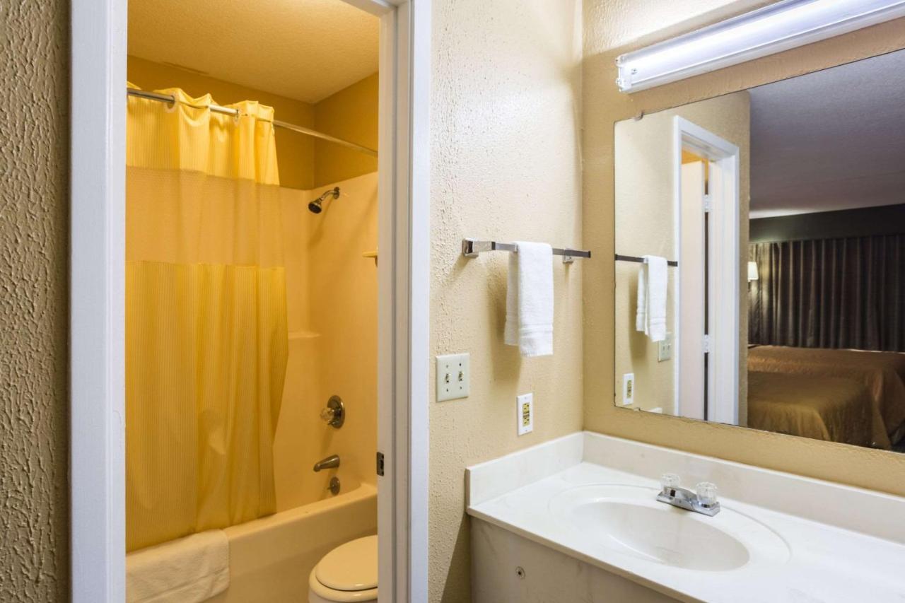 | Rodeway Inn Hazlehurst