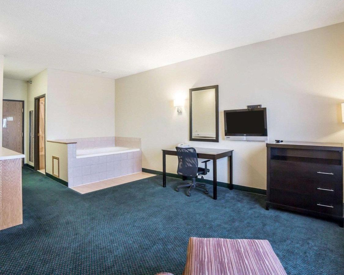 King Suite with Spa Bath at FairBridge Inn & Suites Glendive