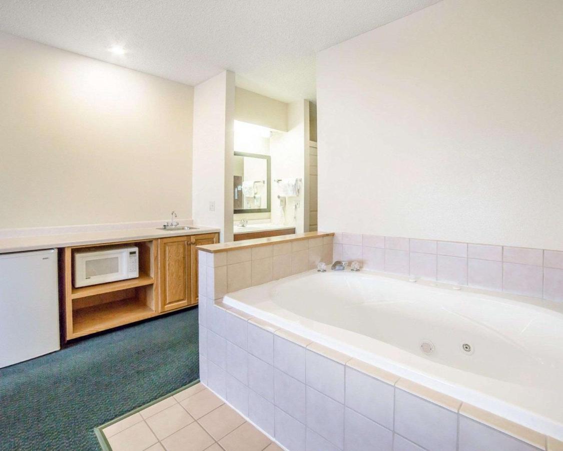King Suite with Spa Bath at FairBridge Inn & Suites Glendive