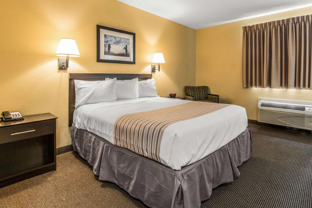 Efficiency Queen Room - Non-Smoking/Pet Friendly at Suburban Studios Near Camp Lejeune