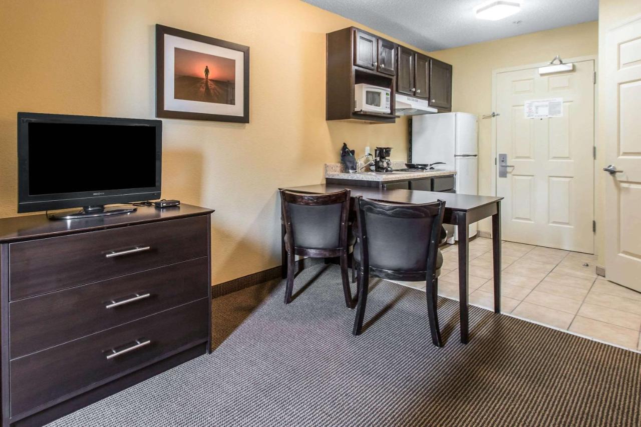 Efficiency Queen Room - Non-Smoking/Pet Friendly at Suburban Studios Near Camp Lejeune