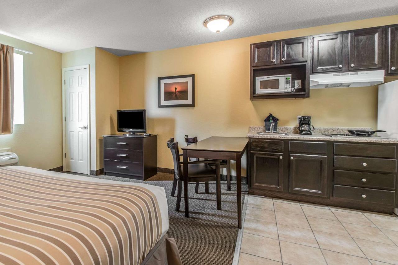 Efficiency Queen Room - Non-Smoking/Pet Friendly at Suburban Studios Near Camp Lejeune