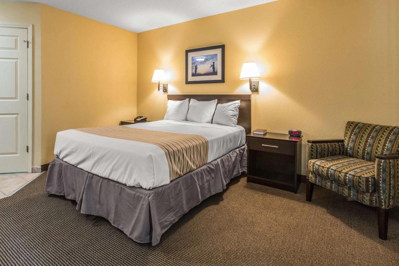 Efficiency Queen Room - Non-Smoking/Pet Friendly at Suburban Studios Near Camp Lejeune