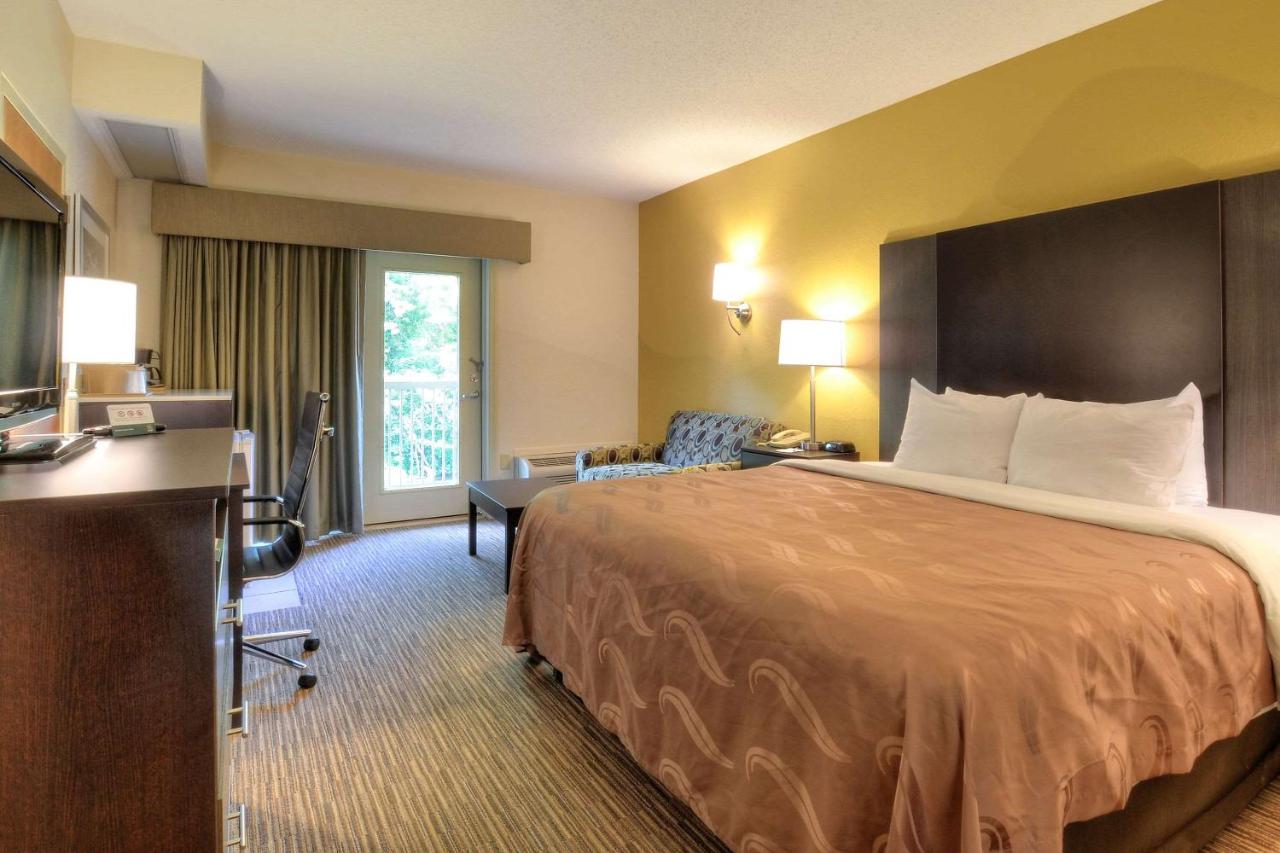 King Suite with River View - Non-Smoking at Quality Inn Cherokee Riverside