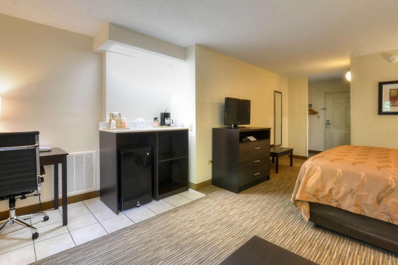 King Suite with River View - Non-Smoking at Quality Inn Cherokee Riverside
