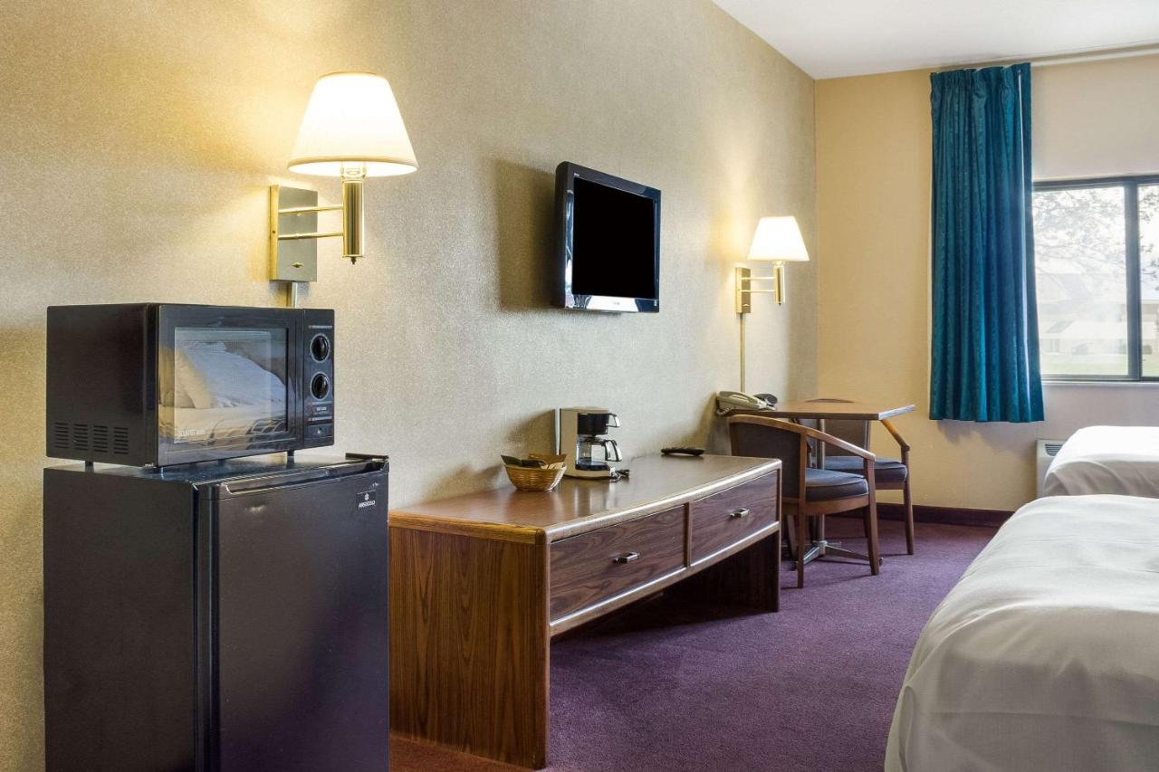 Queen Room with Two Queen Beds - Non-Smoking at Rodeway Inn Wahpeton