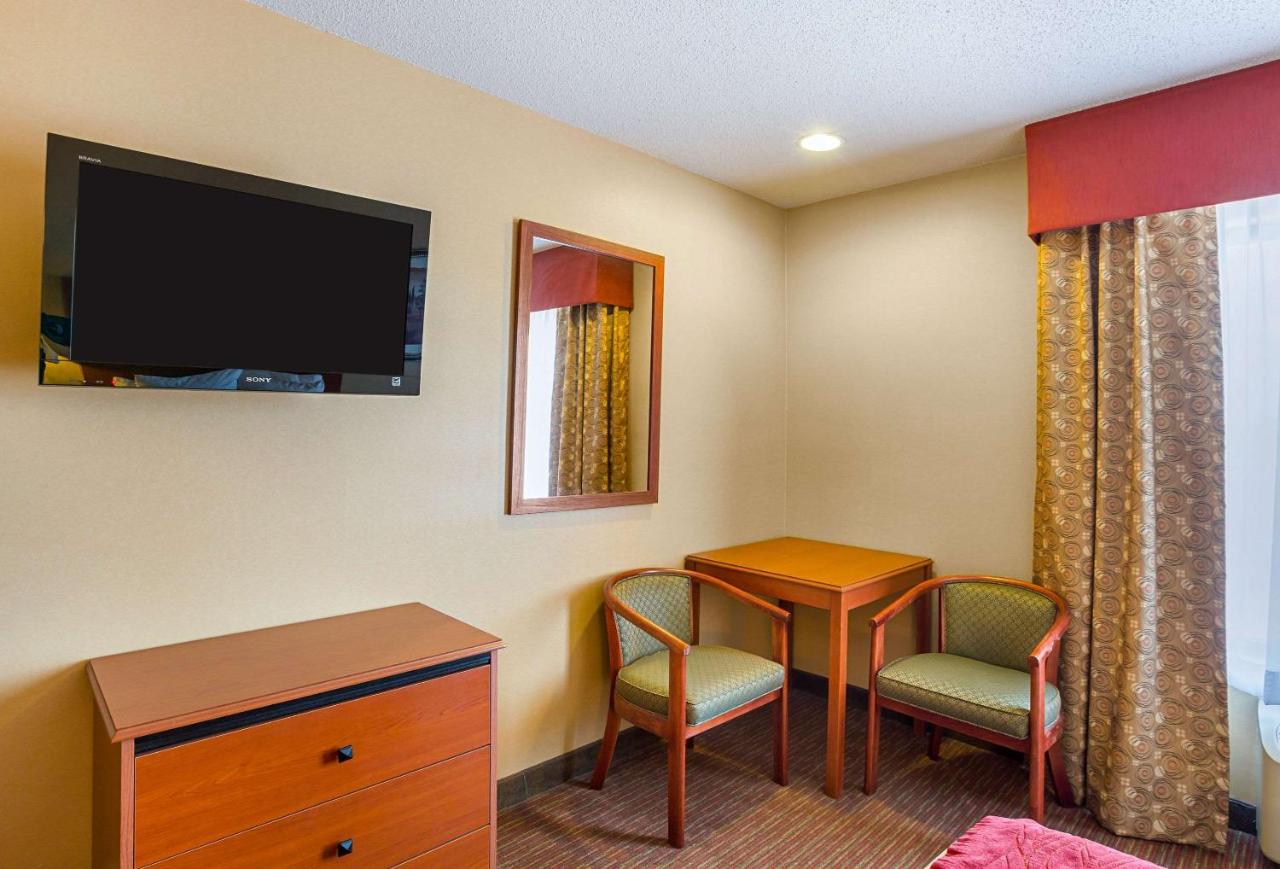 Double Room with Two Double Beds - Non-Smoking at Quality Inn York