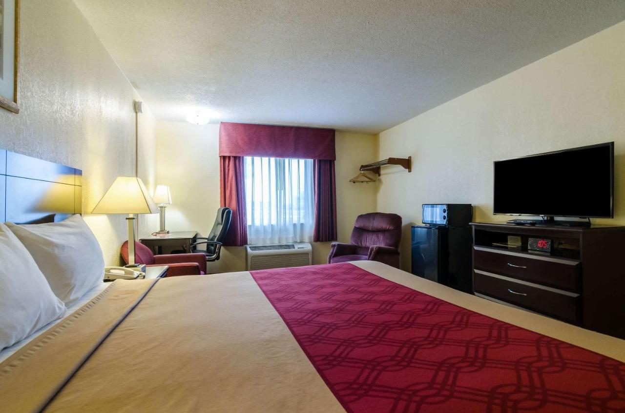 King Room - Non-Smoking at Econo Lodge Lexington