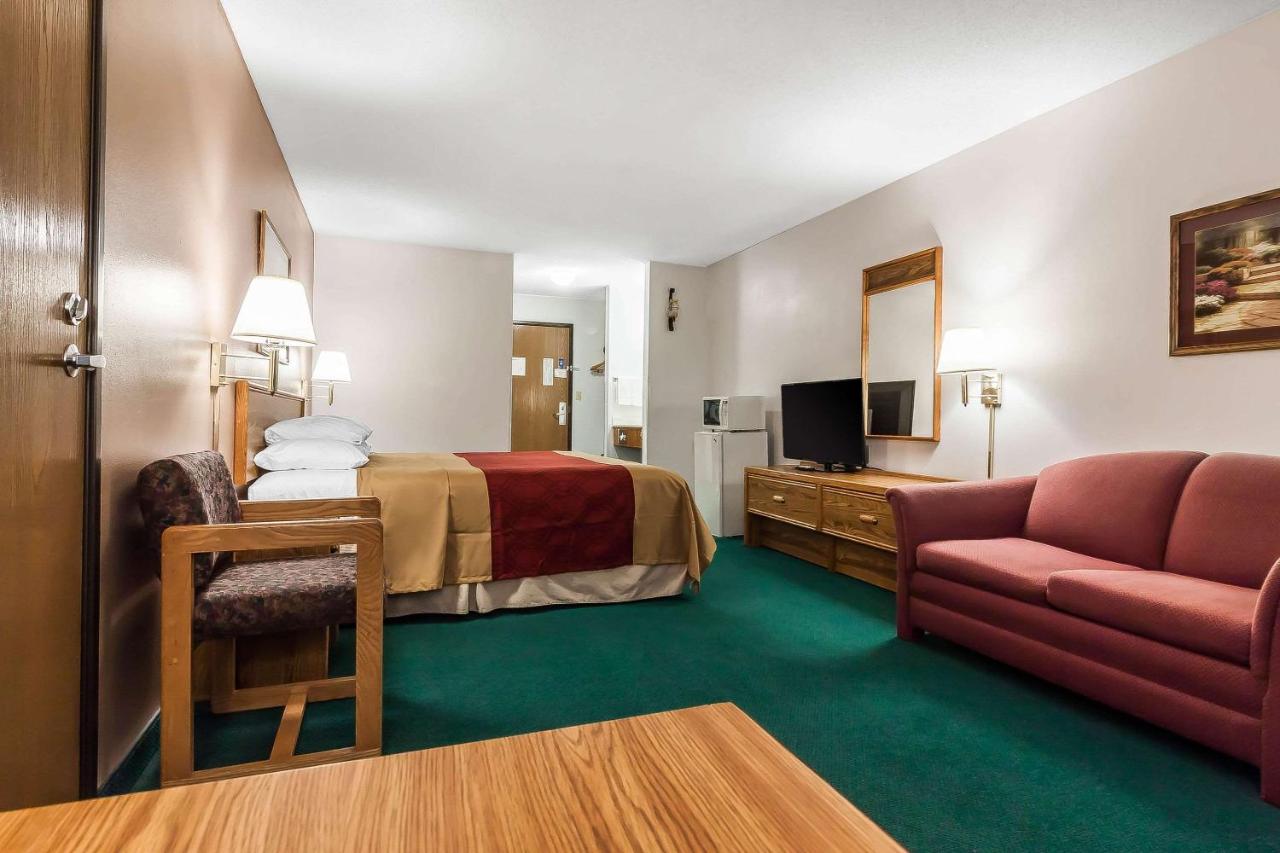 | Rodeway Inn Holdrege