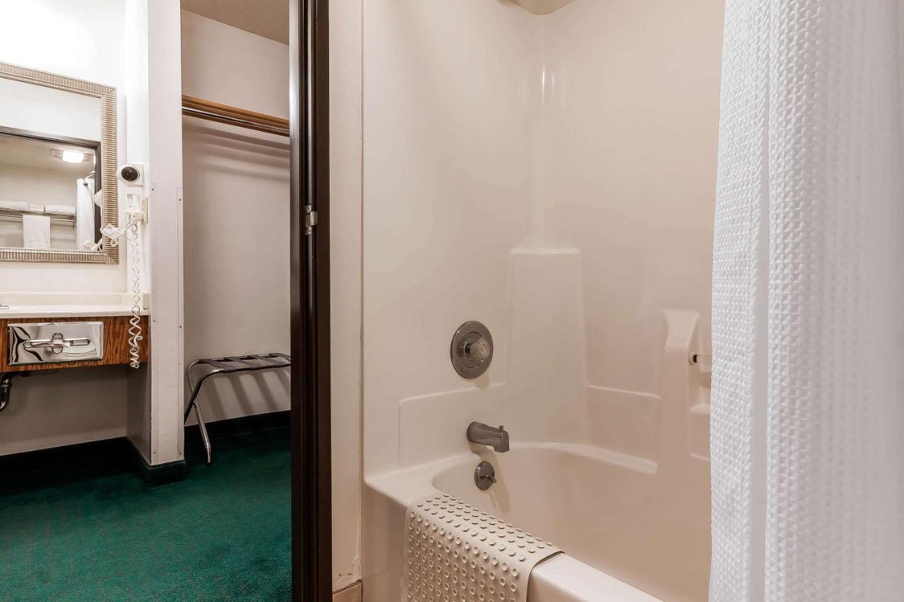 | Rodeway Inn Holdrege