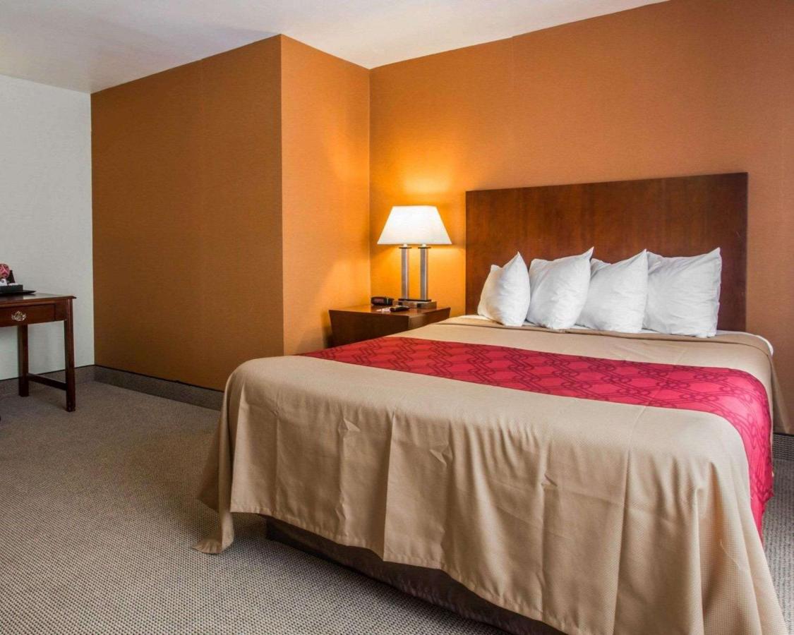 | Econo Lodge Lakes Region