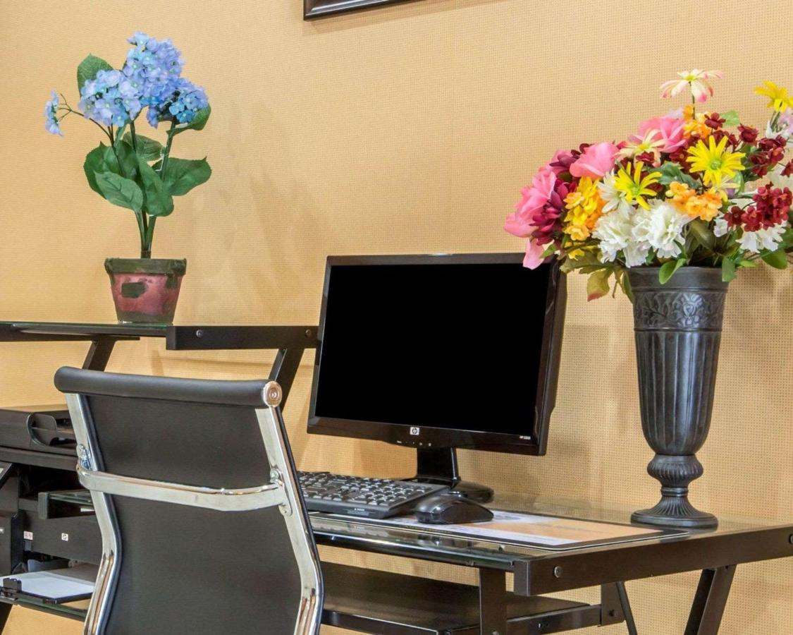 | Econo Lodge Lakes Region
