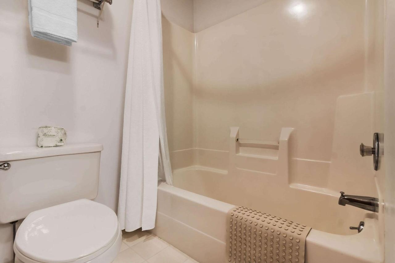 | Rodeway Inn Holdrege